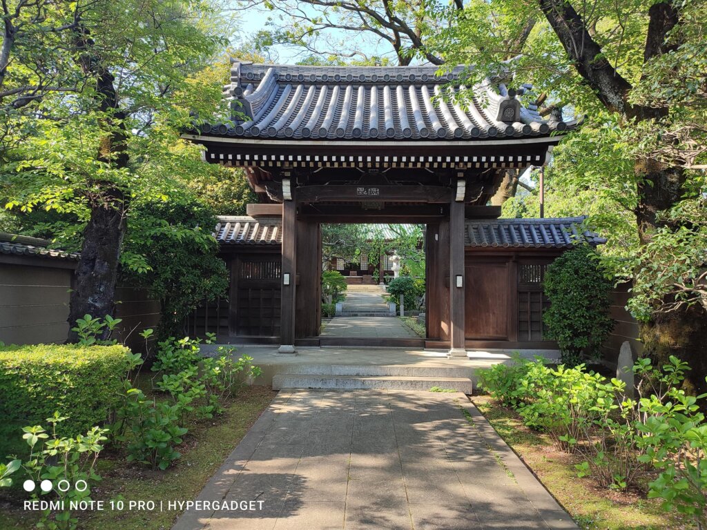 Redmi Note 10 Proで撮影したお寺の門の写真