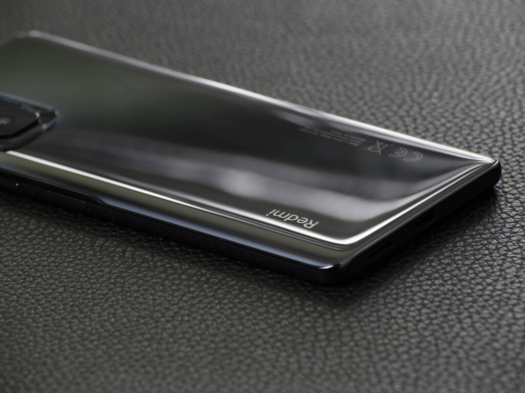 Redmi Note 10 Proは明るすぎない上品な鏡面仕上げ