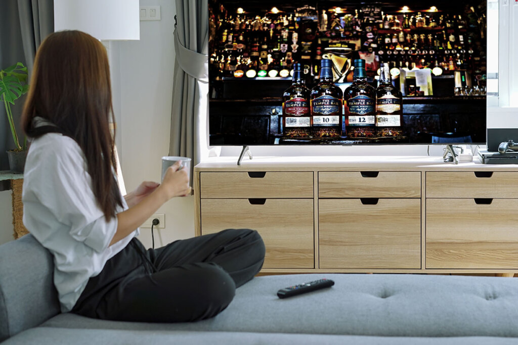 大きなテレビを置いた部屋