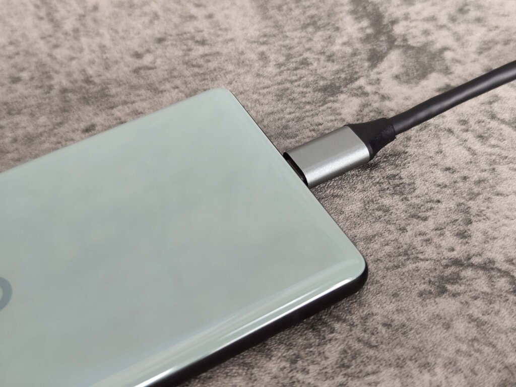 スマートフォンとアダプタ接続